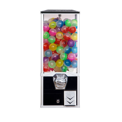 Suikergoedbal die de Automaat van Gumball met Tribune kauwen